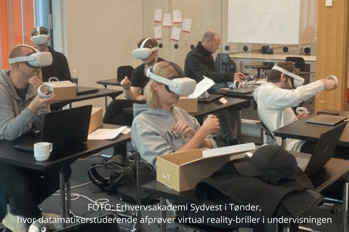 Erhvervsakademi Sydvest i Tønder, hvor datamatikerstuderende afprøver virtual reality-briller i undervisningen